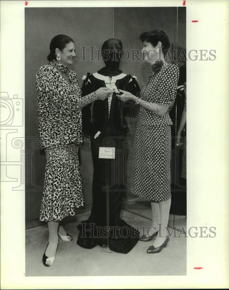 1987 Press Photo Pepe Anderson, Linda Finger admire costume; Houston Ballet- Historic Images