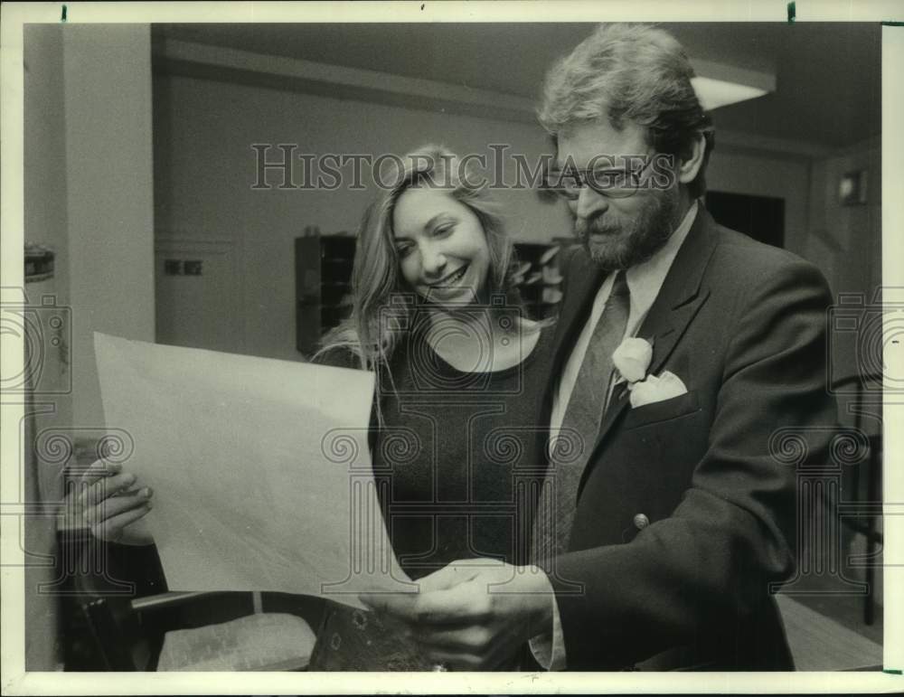 1985 Press Photo Cliff Baker and Sara Brown read review; Houston&#39;s Alley Theater- Historic Images