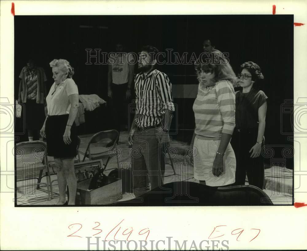 1984 Press Photo Alley Theater acting class limbers up - Houston - hca64576- Historic Images