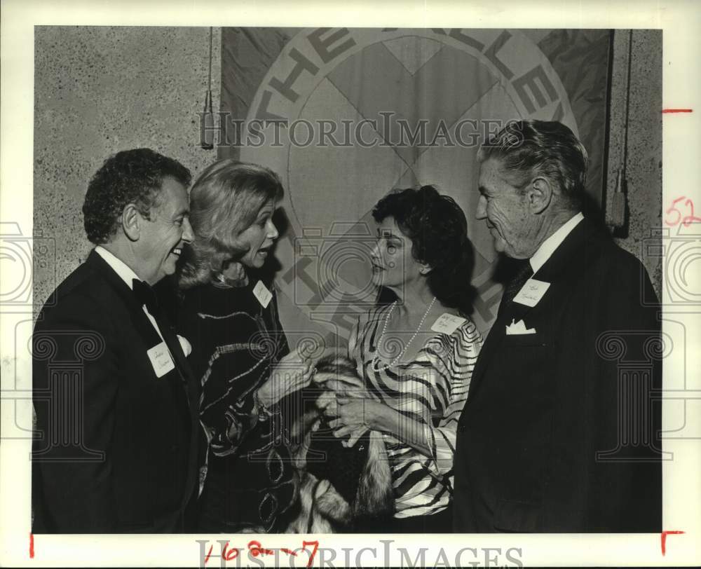 1983 Press Photo Couples visit at "Donkey's Years" intermission; Houston's Alley- Historic Images