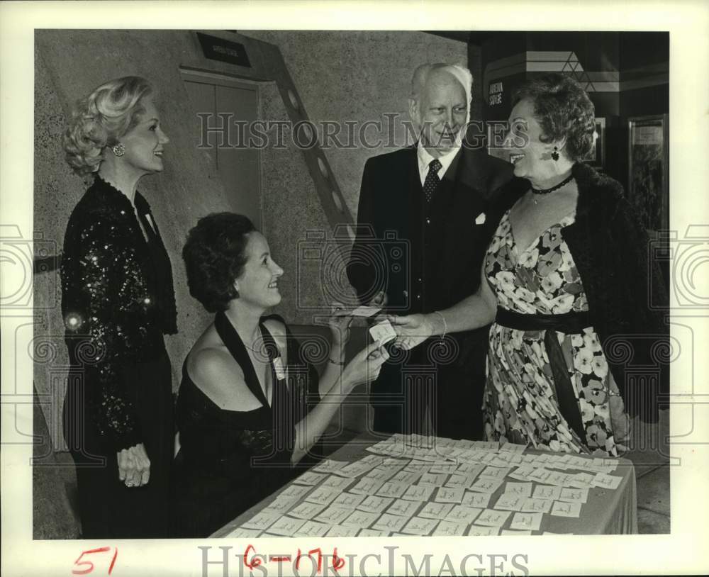 1983 Press Photo Tom &amp; Ruth Cuny get name tags ; Alley Theater, Houston- Historic Images