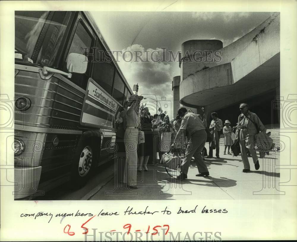 1983 Press Photo Alley Theater company leaves for Houston for England- Historic Images