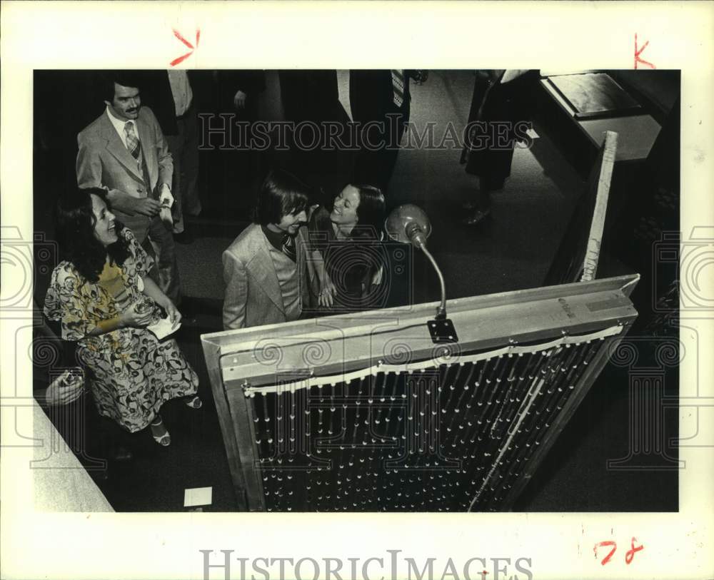 1978 Press Photo Visitors View Display of Nude Image at Alley Theater, Houston- Historic Images