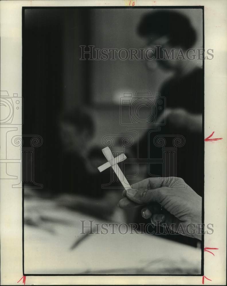 1967 Press Photo Making palm crosses at St. John Divine Episcopal Church Houston- Historic Images