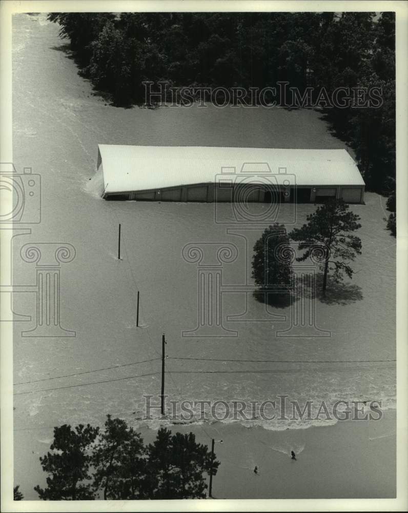 1967 Press Photo Steel building collapsing floodwater - Rio Villas area, Texas