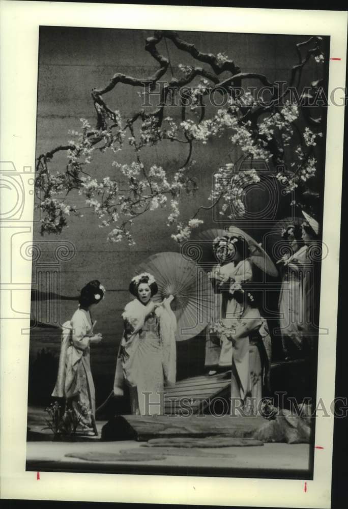 1989 Press Photo Scene from Houston Grand Opera production &quot;Madame Butterfly&quot;- Historic Images