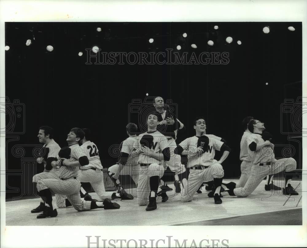 2000 Press Photo Theatre Under the Stars performance of &quot;Damn Yankees&quot; - Houston- Historic Images