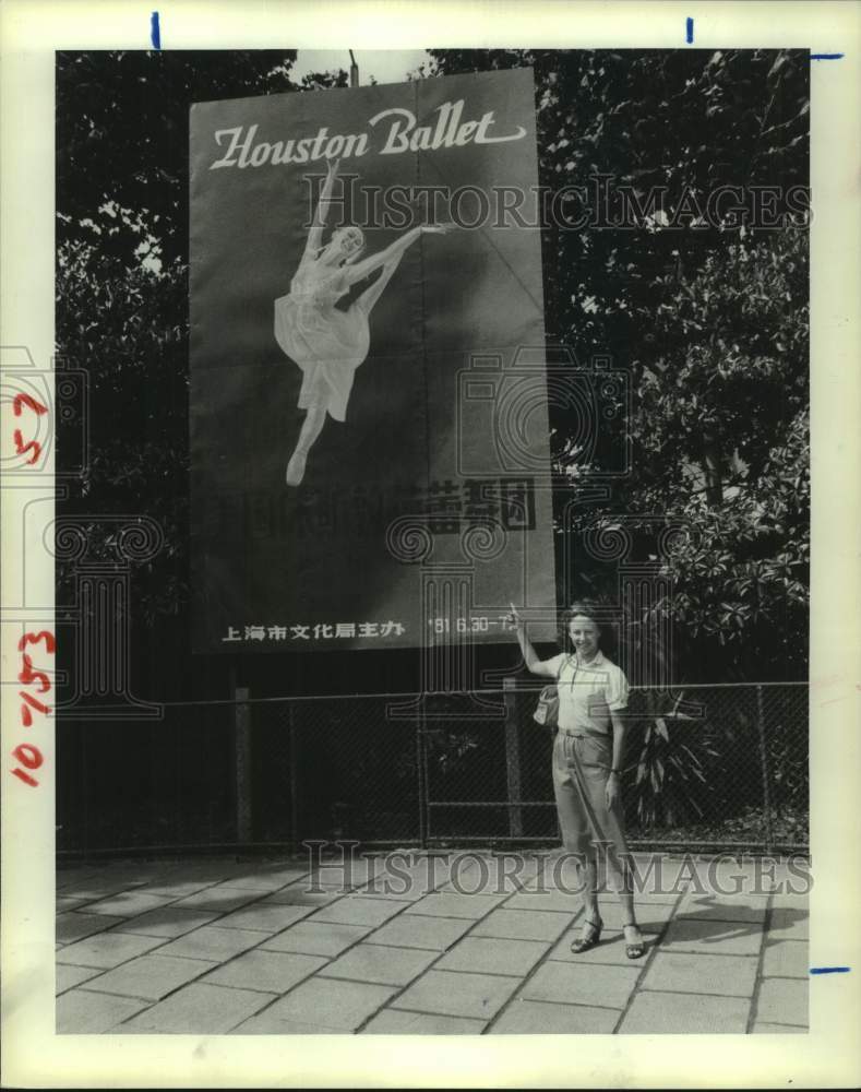 1981 Press Photo Rosemary Miles stands before Houston Ballet poster in Chinese- Historic Images