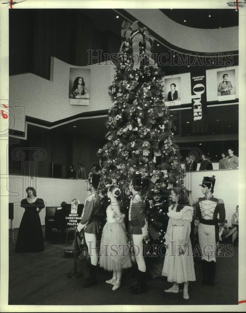 1983 Press Photo Kate Butler of Houston opera with members of Houston Ballet- Historic Images