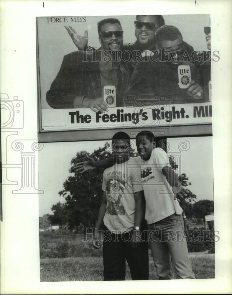 1989 Press Photo Ignacio Moore & Ike Stoneham by billboard featuring rap band- Historic Images