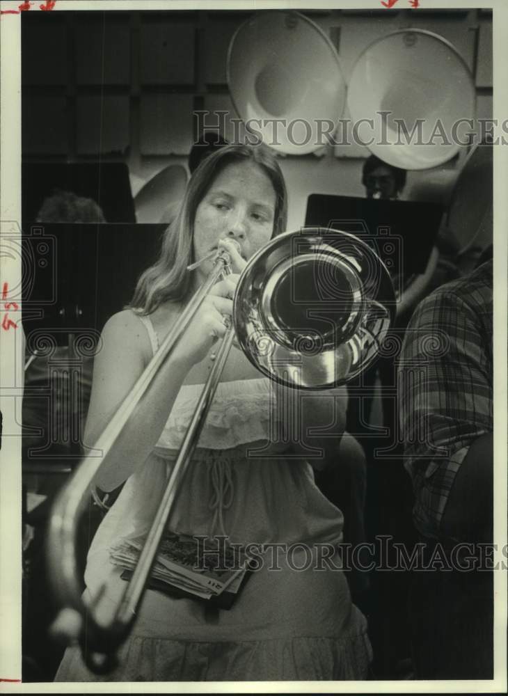 1979 Press Photo Rice University Marching Band member Becky Hubby rehearsing- Historic Images