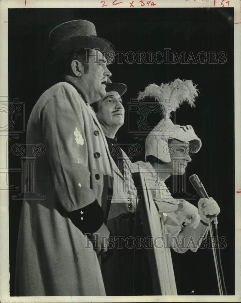 1967 Press Photo Captain Crud gives talk on smog at Houston Press Club