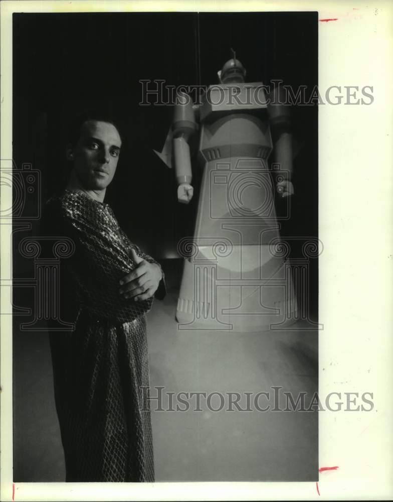 1988 Press Photo Timothy Breese with Houston Grand Opera set piece of spaceship- Historic Images