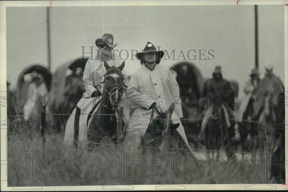 1973 Press Photo Salt Grass Trail riders bundled up on way to Houston- Historic Images