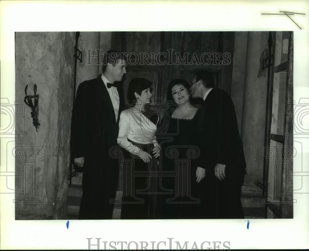 1990 Press Photo Warm welcome at Houston Grand Opera&#39;s &quot;Cavalleria Rusticana&quot;- Historic Images