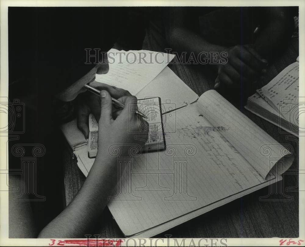 1975 Press Photo Martha Rodriquez studies - Irvinton Village, Houston