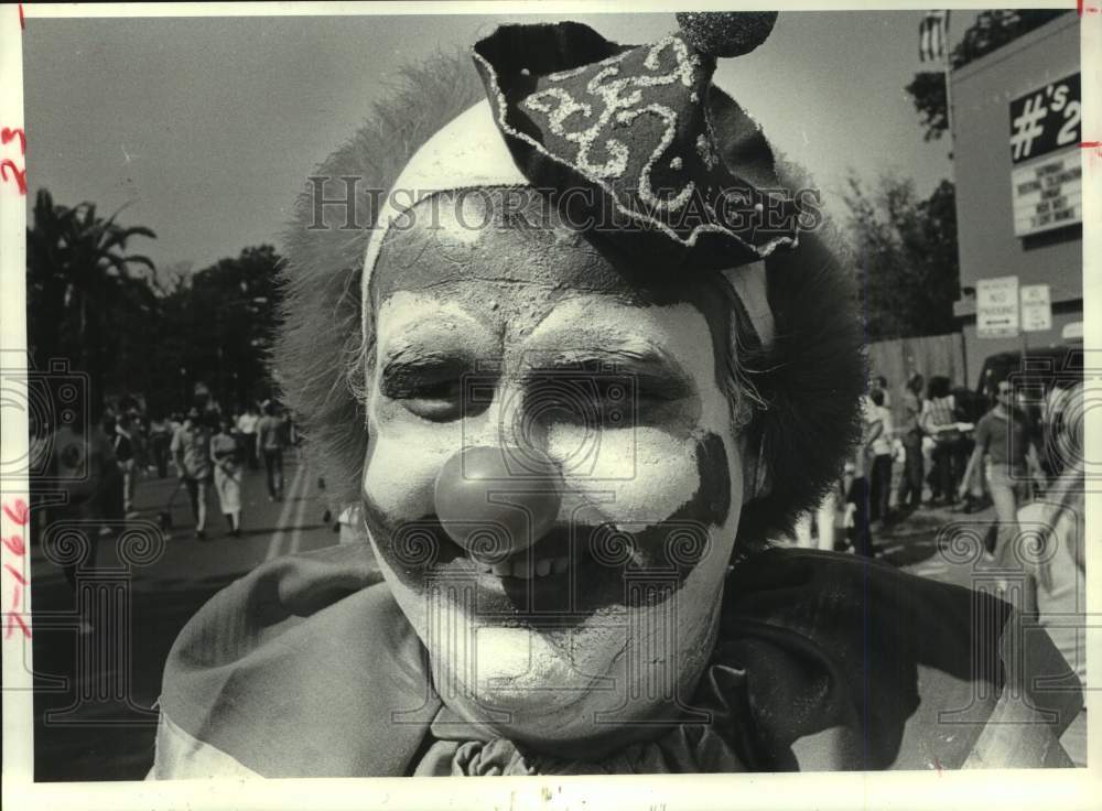 1982 Press Photo Clown Don McFarland entertains at Westheimer Art Fest, Houston- Historic Images