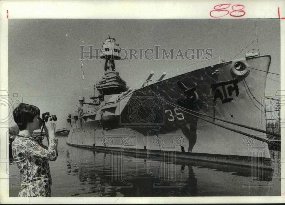 1977 Press Photo Mrs. Ronald Gray at Battleship Texas - San Jacinto Battleground