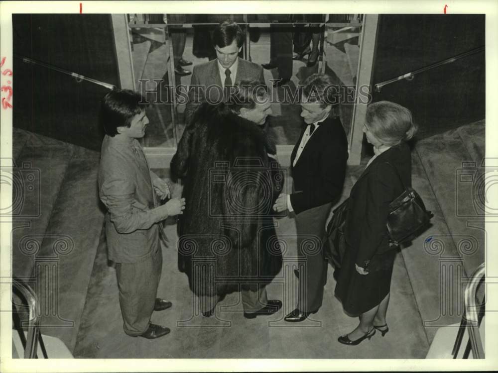 1984 Press Photo Group admires Russian sable coat - Houston Ballet raffle- Historic Images