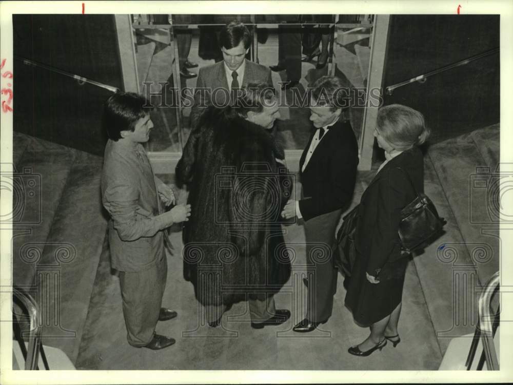 1984 Press Photo Group admires Russian sable coat - Houston Ballet raffle- Historic Images