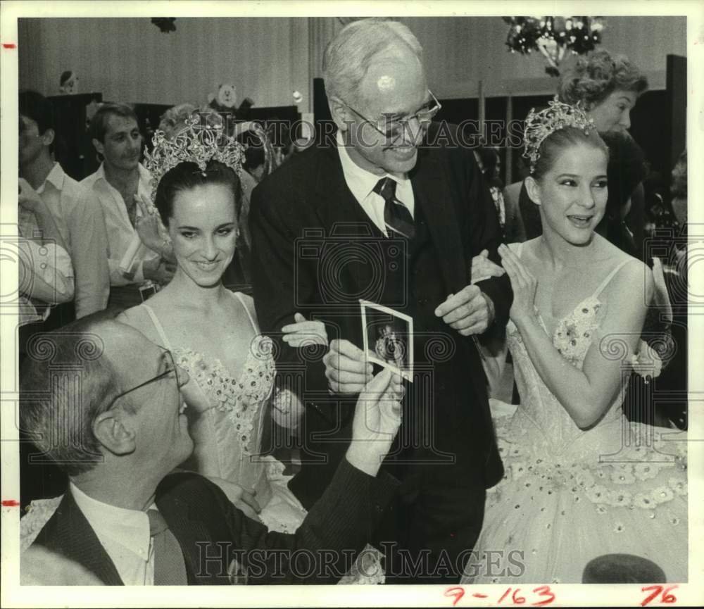 1984 Press Photo Preston Frazier with Sugar plum fairies - Houston Ballet event- Historic Images