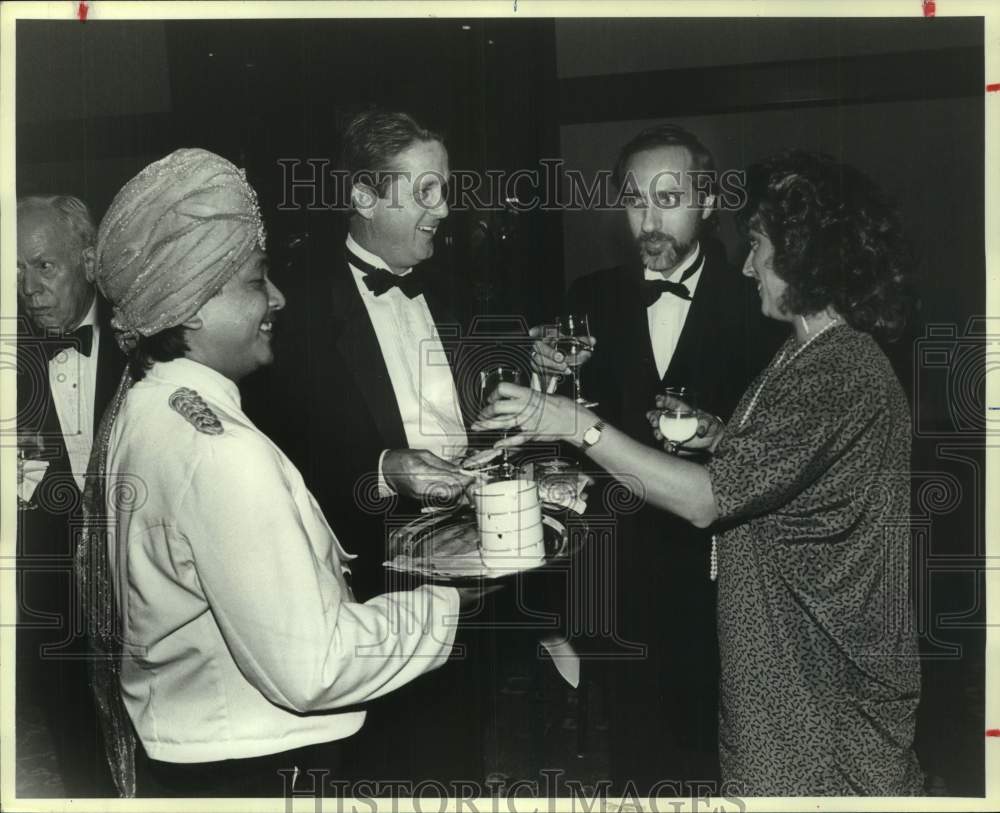 1985 Press Photo Members of the Houston Ballet being served cocktails, Houston- Historic Images