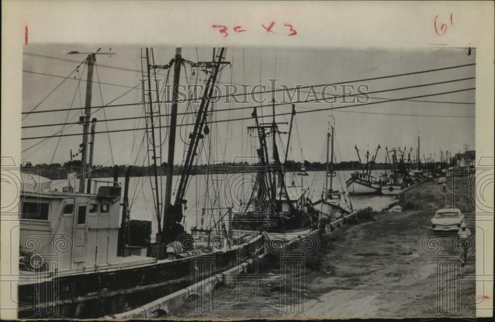 1961 Press Photo Fishing boats docked in port - Hurricane Carla - hca65968