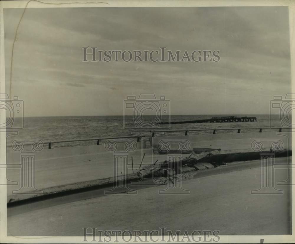 1961 Press Photo Ocean shore road damage after Hurricane Carla - hca65972