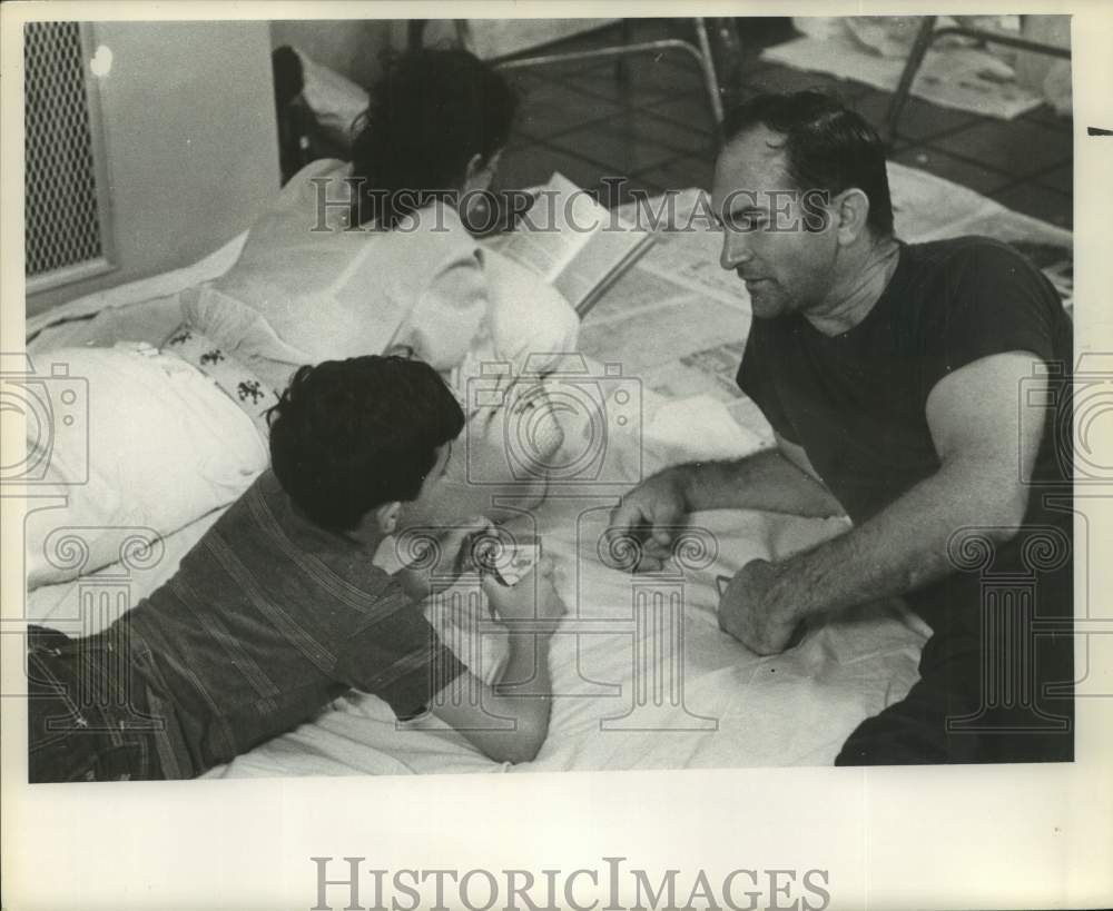 1961 Press Photo Family relaxes on floor of storm shelter - Hurricane Carla- Historic Images