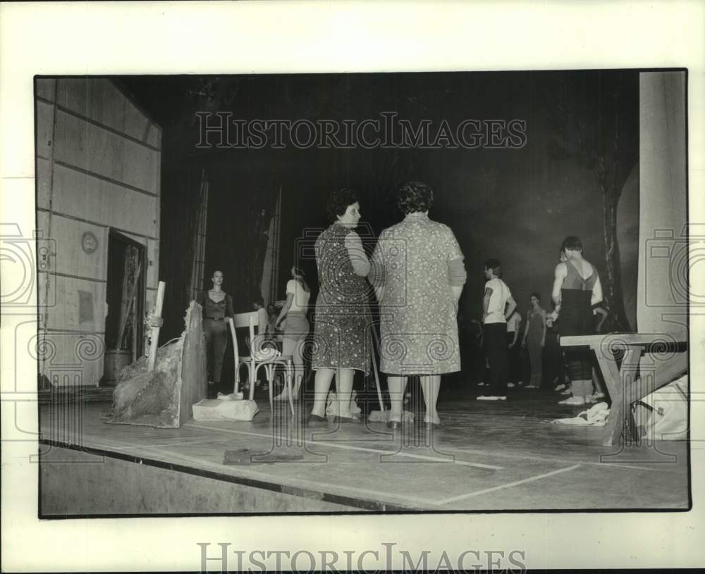 1982 Press Photo Dancing Stops as Cleaning Women Enter at Houston Ballet- Historic Images