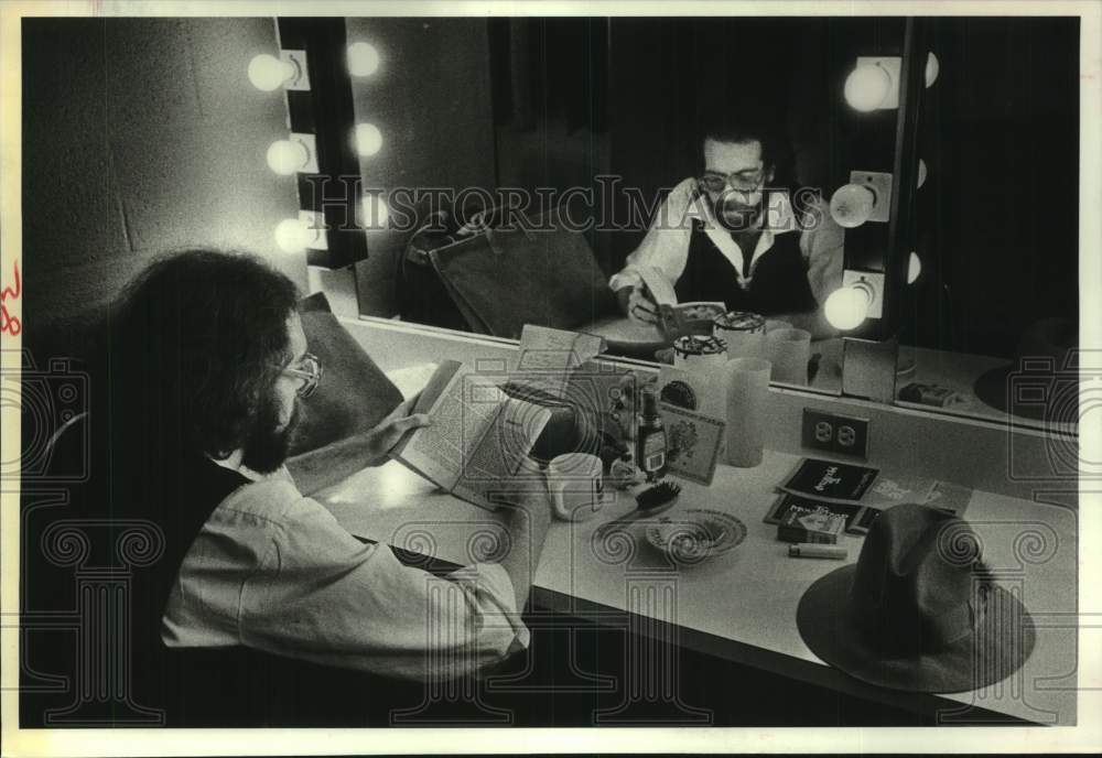 1981 Press Photo Actor Tim Arrington relaxes backstage at Nina Vance Theater- Historic Images