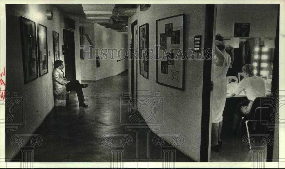 1981 Press Photo Bob Feingold in hallway at Alley theater before &quot;Mouse Trap&quot;- Historic Images