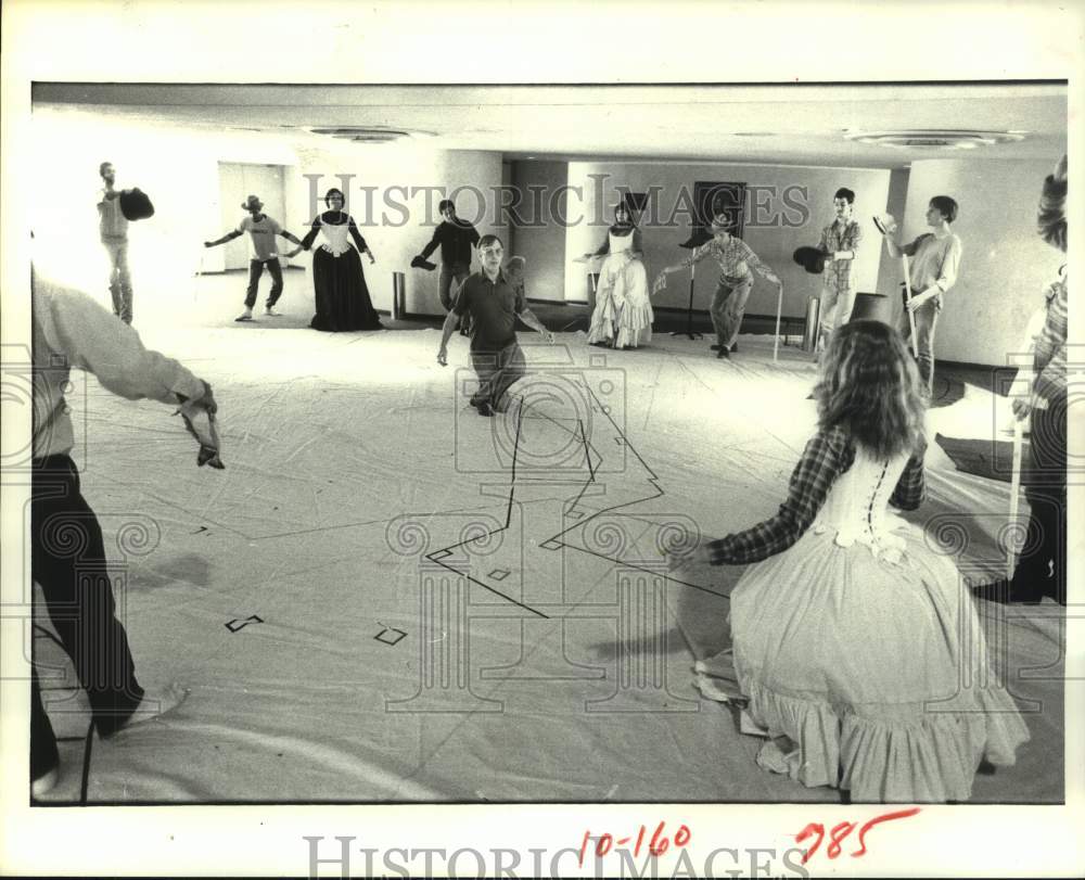 1982 Press Photo John Going of Houston's Alley theater demonstrates a curtsy- Historic Images