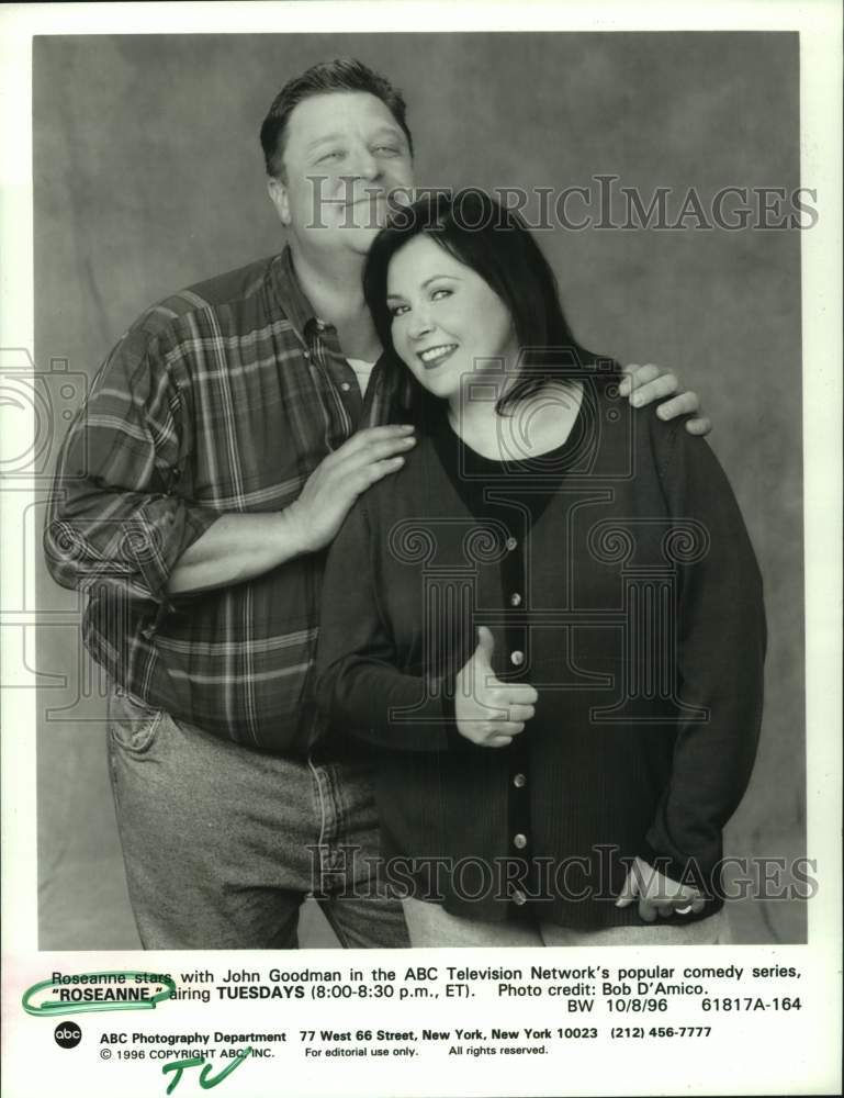 1996 Press Photo John Goodman and Roseanne Barr in TV series "Roseanne"- Historic Images