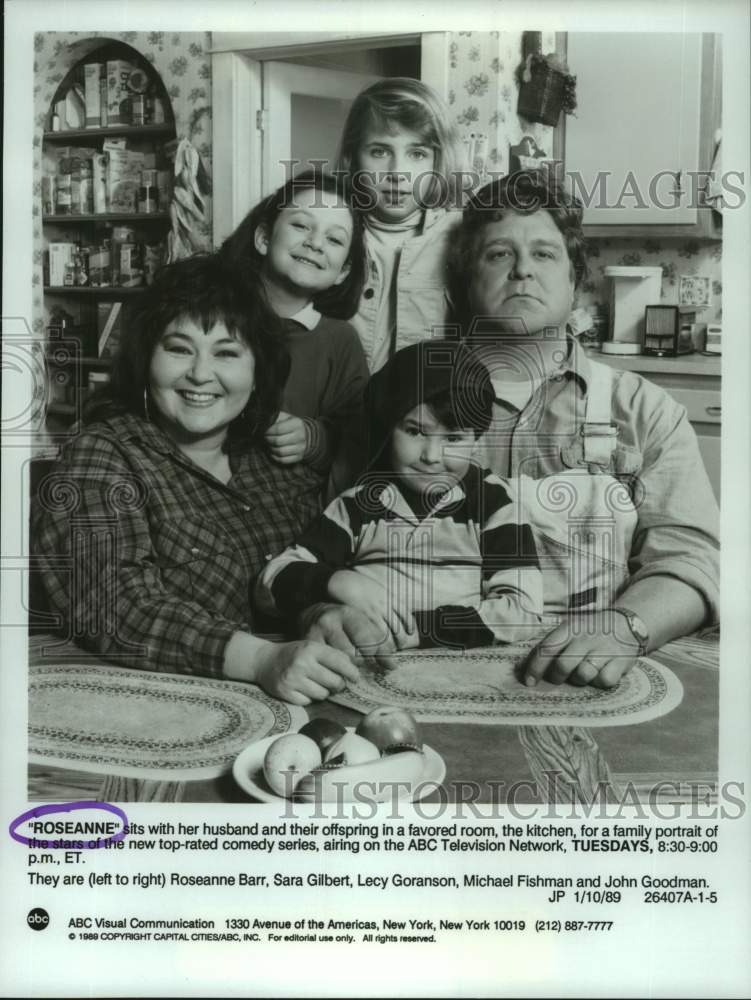 1989 Press Photo Cast of television comedy series &quot;Roseanne&quot; in the kitchen- Historic Images