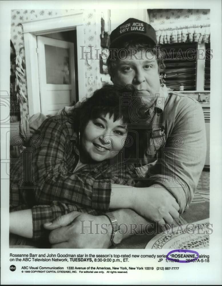 1989 Press Photo Roseanne Barr &amp; John Goodman in the ABC comedy &quot;Roseanne&quot;- Historic Images