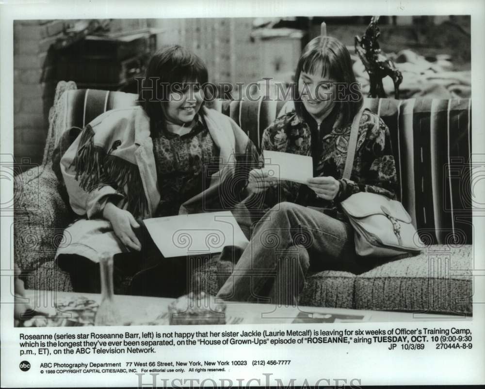 1989 Press Photo Roseanne Barr, Laurie Metcalf in scene from &quot;Roseanne&quot; TV show- Historic Images