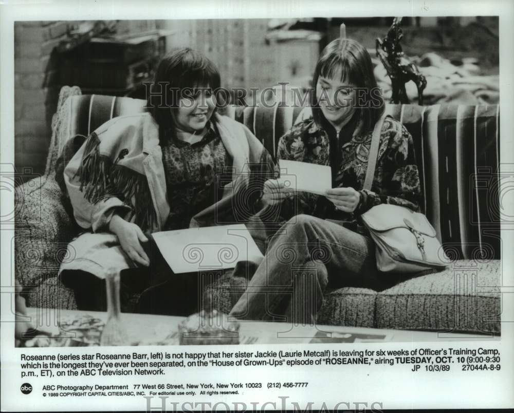 1989 Press Photo Roseanne Barr, Laurie Metcalf in scene from "Roseanne" TV show- Historic Images