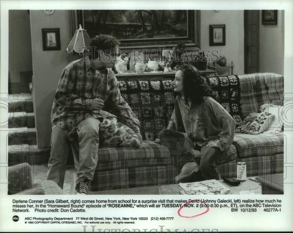 1993 Press Photo Sara Gilbert and Johnny Galecki on TV series "Roseanne"- Historic Images