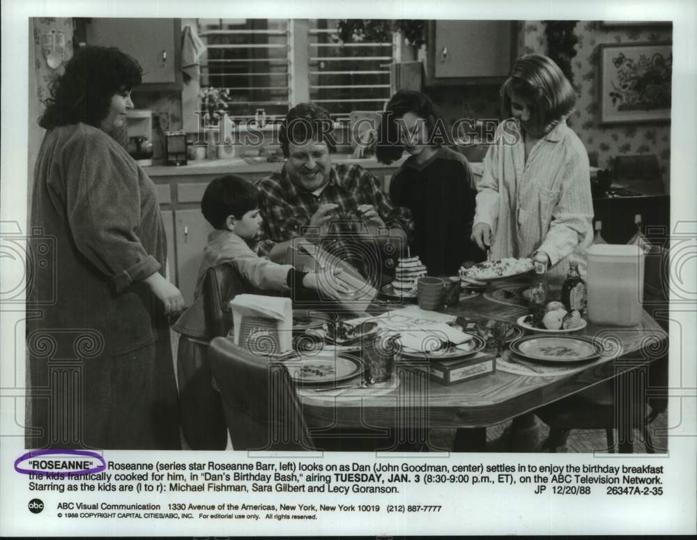 1988 Press Photo Roseanne Barr and John Goodman with TV family on &quot;Roseanne&quot;- Historic Images