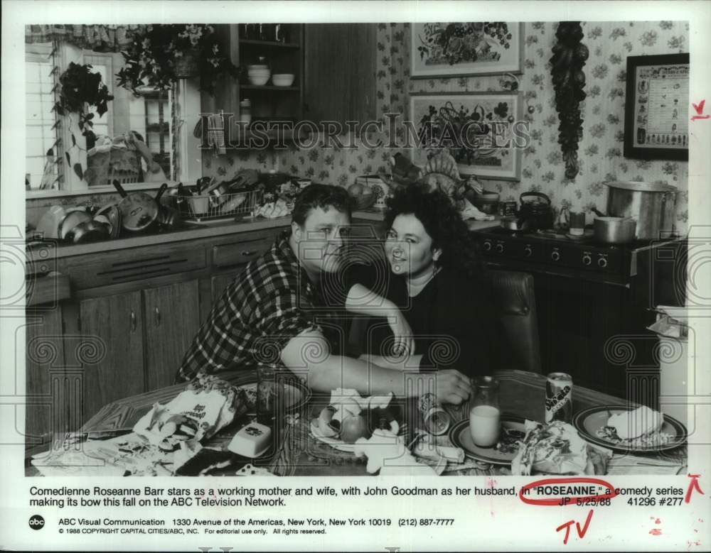 1988 Press Photo Roseanne Barr and John Goodman star in TV series &quot;Roseanne&quot;- Historic Images