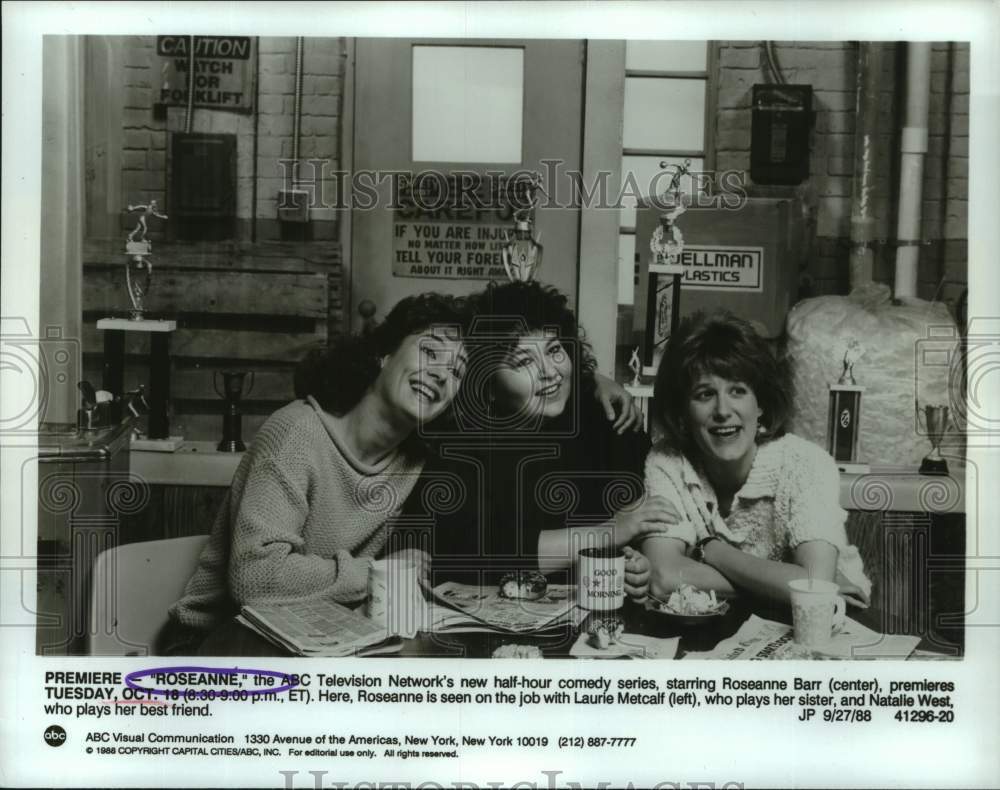 1988 Press Photo Roseanne Barr, Laurie Metcalf, Natalie West in show &quot;Roseanne&quot;- Historic Images