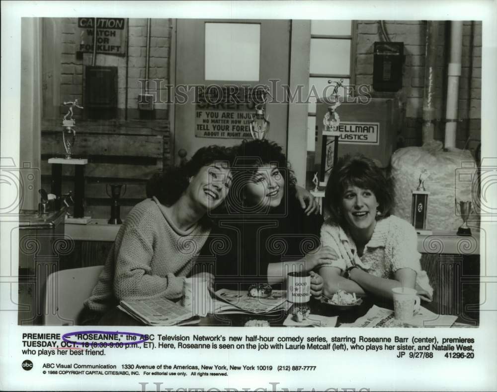 1988 Press Photo Roseanne Barr, Laurie Metcalf, Natalie West in show "Roseanne"- Historic Images
