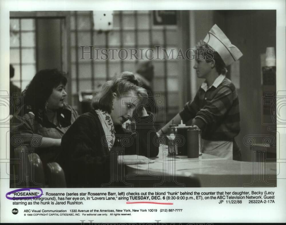 1988 Press Photo Roseanne Barr and Lecy Goranson in TV show &quot;Roseanne&quot;- Historic Images