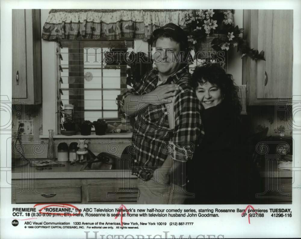 1988 Press Photo Roseanne Barr and John Goodman in the TV kitchen of &quot;Roseanne&quot;- Historic Images