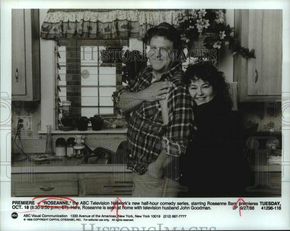 1988 Press Photo Roseanne Barr and John Goodman in the TV kitchen of "Roseanne"- Historic Images