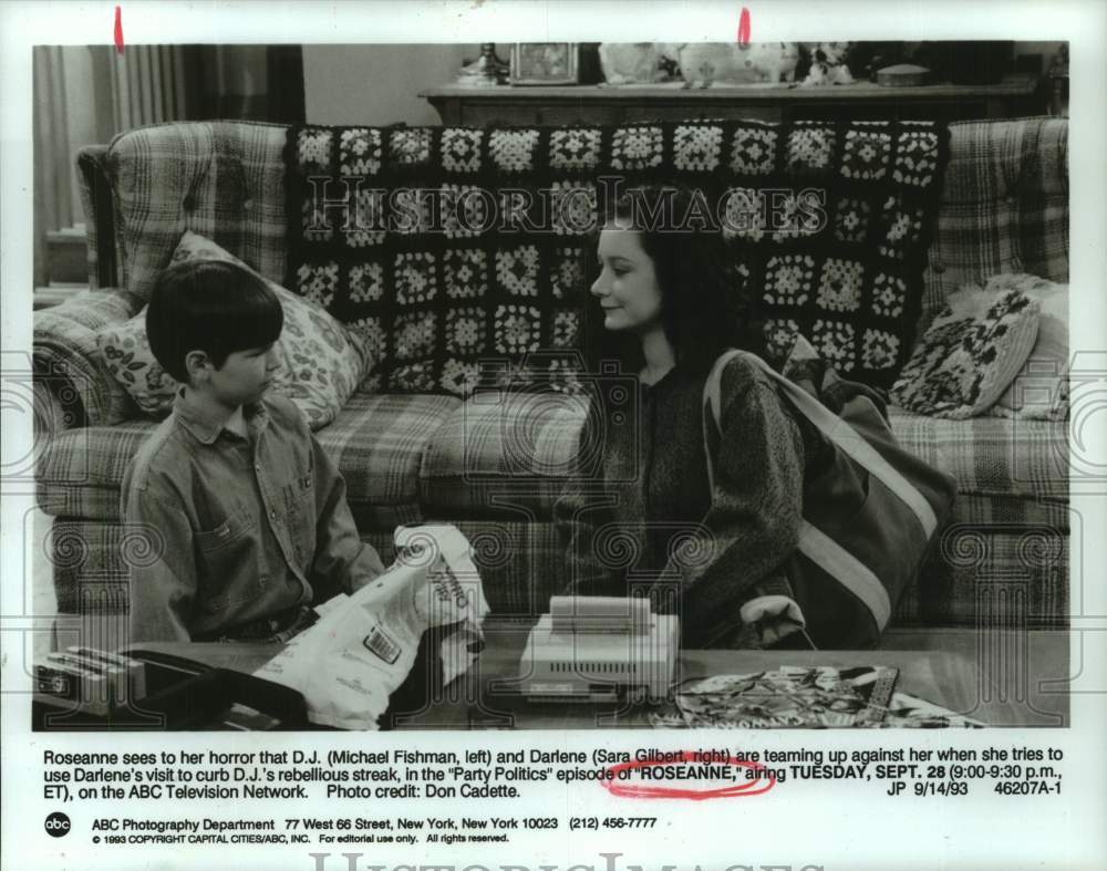 1993 Press Photo Michael Fishman &amp; Sara Gilbert in Episode of &quot;Roseanne&quot; on ABC- Historic Images