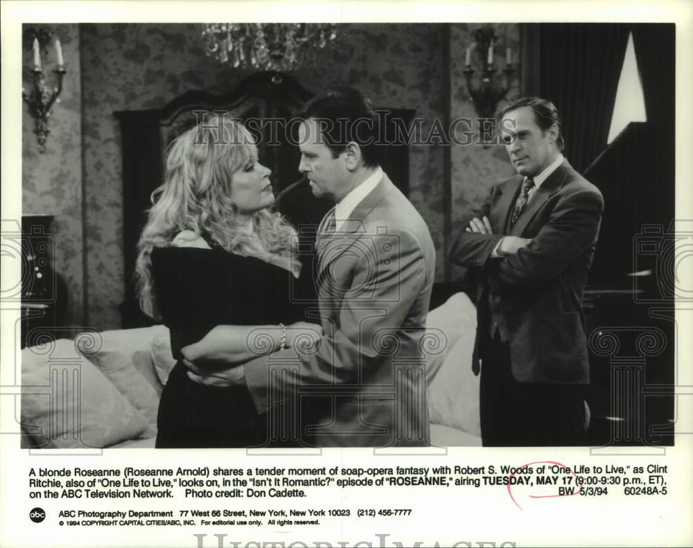 1994 Press Photo Roseanne Arnold, Robert Woods &amp; Clint Ritchie in &quot;Roseanne&quot;- Historic Images