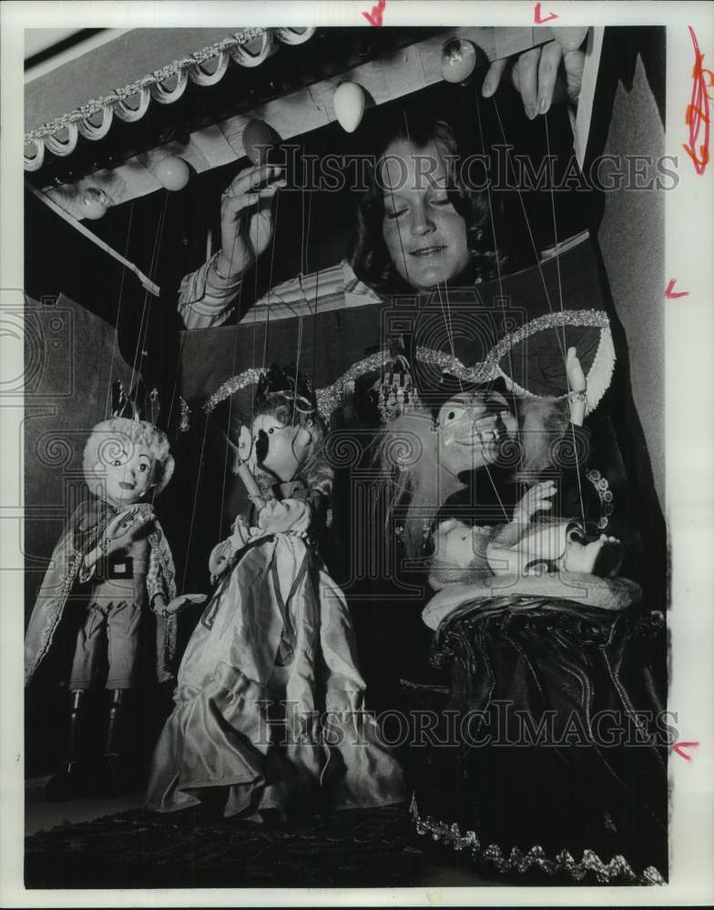 1977 Press Photo Jean Kuecher and Puppets in Houston, Texas - hca66321- Historic Images