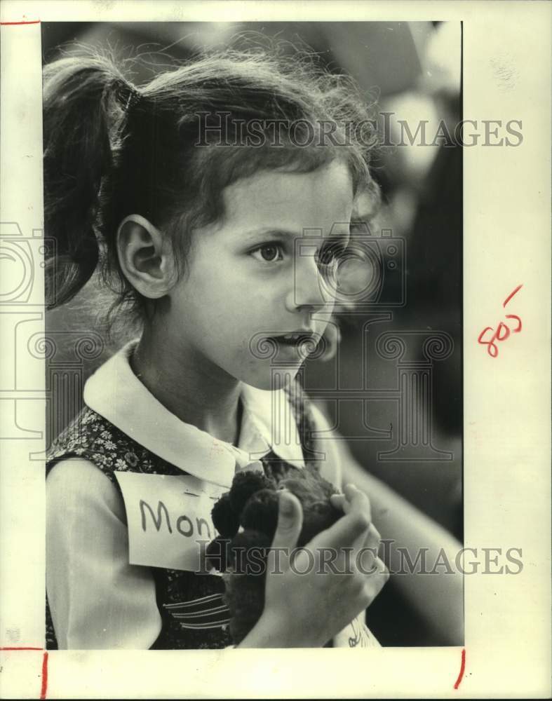 1980 Press Photo Monica Dewan Waits Her Turn in Puppet Show in Houston,Texas- Historic Images